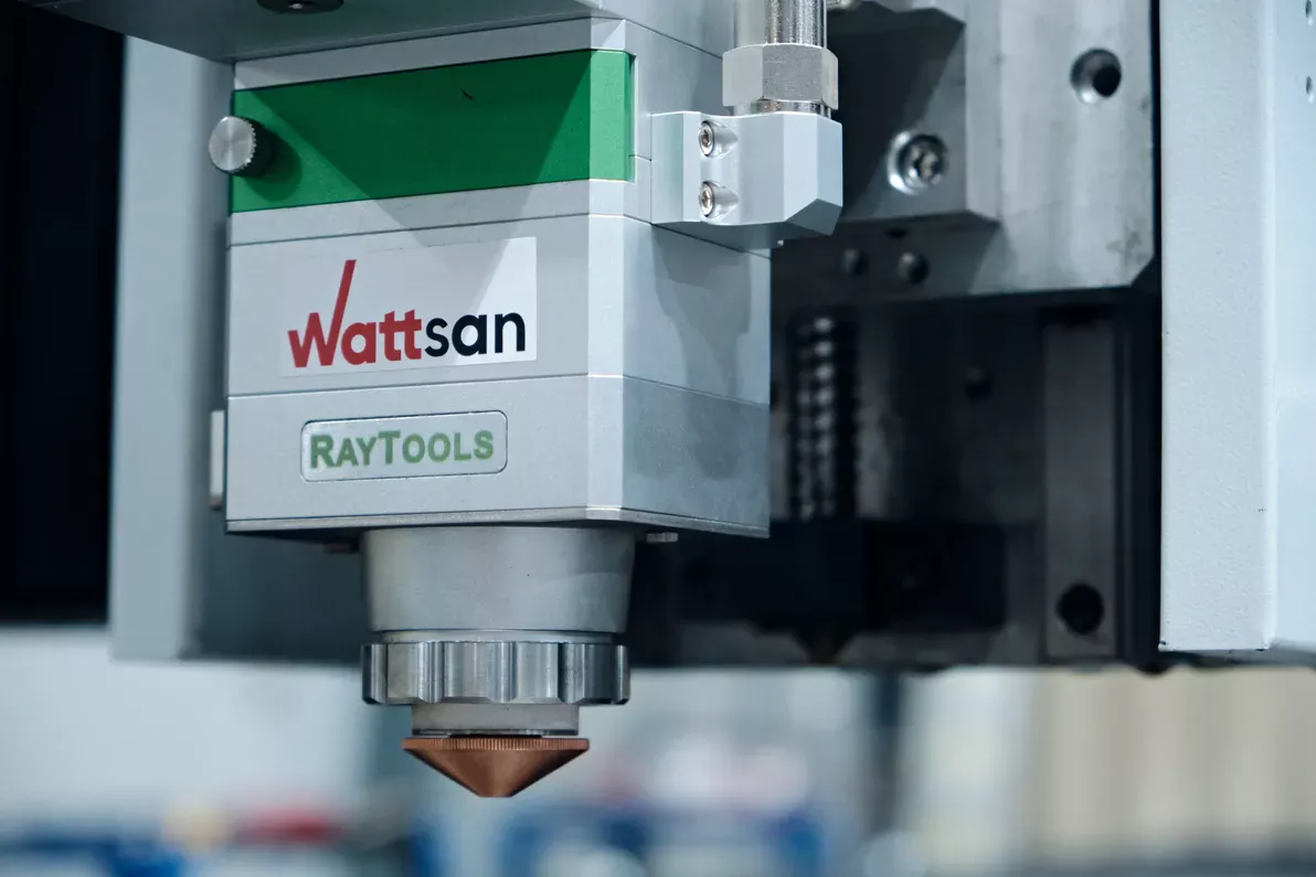 Лазерная голова Raytools на волоконном станке Wattsan для точной резки металла и стабильной надёжной работы оборудования
